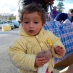Am Hafen von Lesbos, Kleinkind mit Puppe