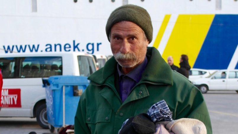 Am Hafen von Lesbos, Mann wählt Kleidung aus