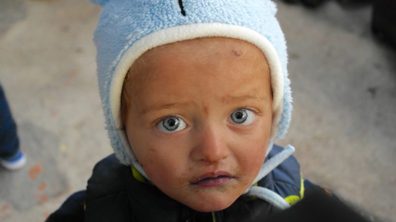 Am Hafen von Lesbos, Kleinkind mit blauen Augen