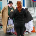 Am Hafen von Lesbos, Helferin verteilt heisse Getränke