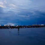 Am Hafen von Lesbos, Zeile von Flüchtlingen
