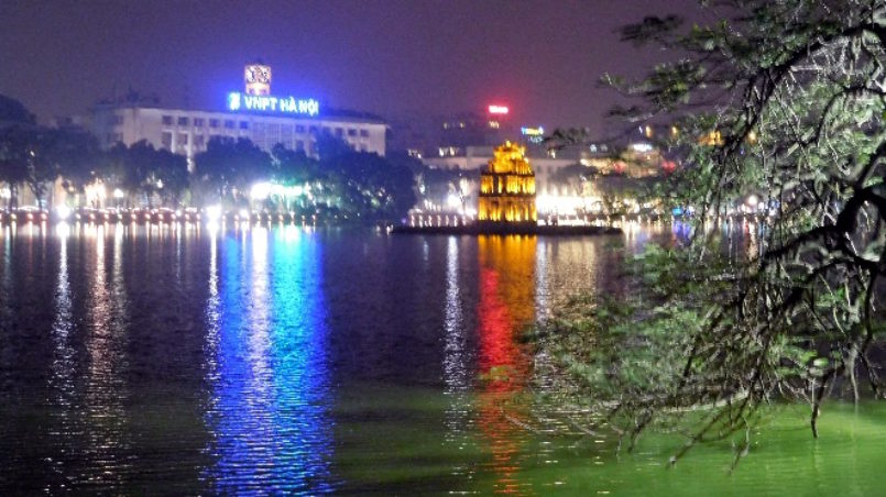 Hoan Kiem Lake at night