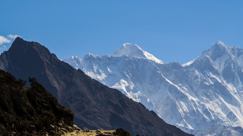 Der Gipfel des Mt. Everest im Hintergrund