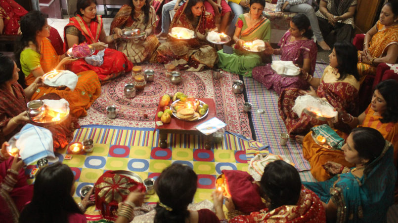 Fastende Frauen sitzen zusammen, während sie für ihre Männer beten