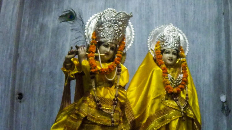 Krishna (links und unten) zusammen mit einer seiner Freundinnen (rechts)