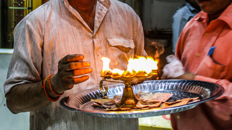 Sammeln von Spenden für Hindu-Götter nach dem Puja (Gebet), Shiva Tempel