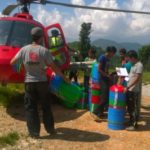 Einladen der WASH Hilfsgüter in die Hubschrauber