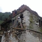 Häuser zerstört durch das Erdbeben und der Hauptsitz des Sindupalchok-Bezirks (Chautara)