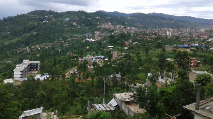 Häuser zerstört durch das Erdbeben und der Hauptsitz des Sindupalchok-Bezirks (Chautara)