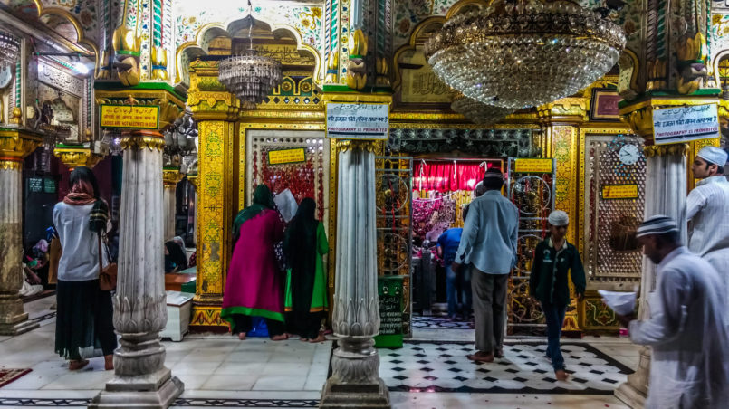 Im Inneren des Nizamuddin-Mausoleums 1