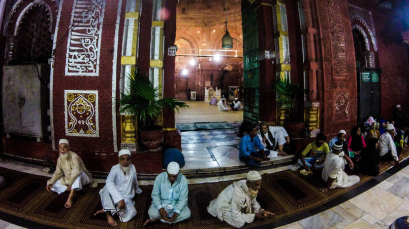 Im Inneren des Nizamuddin-Mausoleums 2