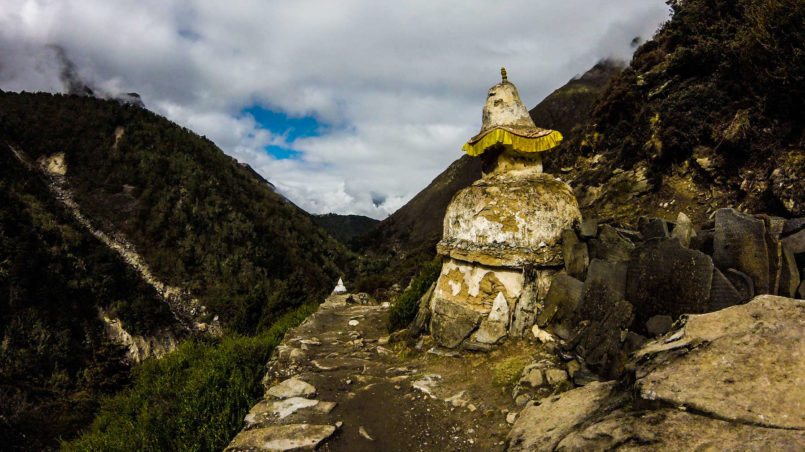 Stupa entlang des Weges