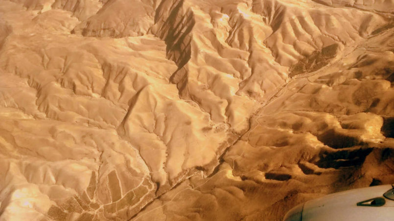 Blick auf die Sanddünen aus dem Flugzeug.