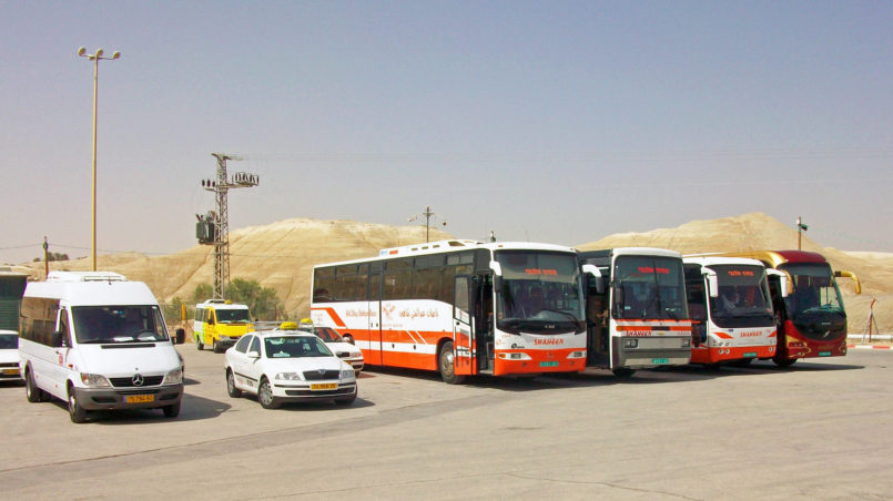 Busse und Kleinbusse auf der West-Bank-Seite von Hussein-Allenby Bridge