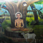 Ein Jain meditiert in der Natur, umgeben von Tieren