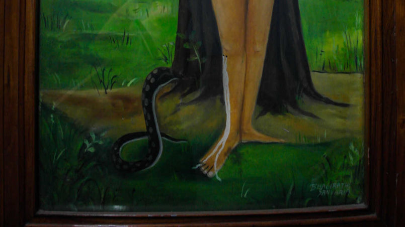 Mahaviras Fuß wurde durch den grausigen Biss des Schlangenkönigs Chandkaushik verletzt. Ein Strom von Milch floss aus dem Fuß der mitfühlenden Seele Mahavira und brachte den Schlangenkönig zur Reue.