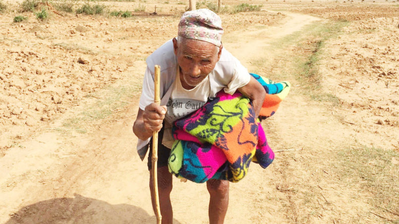 Dieser hilflose alte Mann ging alleine mit seiner Decke auf dem Weg nach Kudu.
