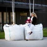 Maria Stern und Marlene D. (6,5 Monate alt) vor dem neuen Parlament