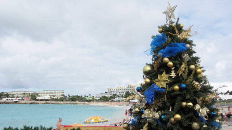 Maho_Beach_with_Christmas_Tree_(6543935627)