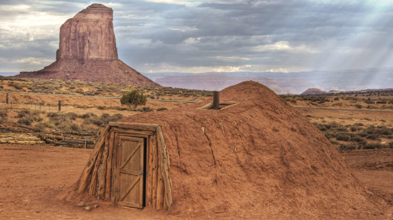 Navajo_Hogan,_Monument_Valley-