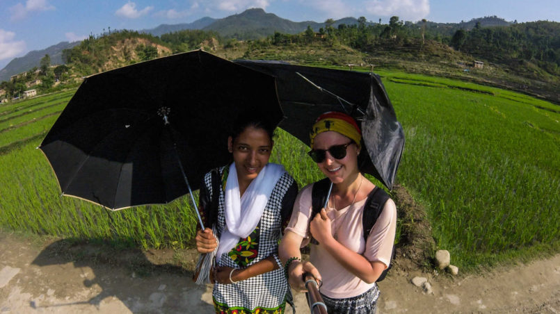 Wanderung unter brennender Sonne in ein entlegenes Gebiet zu einem Gesundheitscamp für Frauen, Nepal
