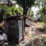 Toilette an einer Raststation während einer langen Busfahrt, Nepal