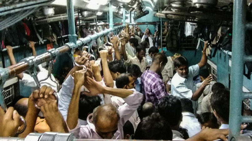 Vollgestopfte öffentliche Verkehrsmittel, Indien