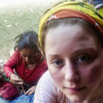 Das Reisen ist voller Überraschungen: Nachdem ich meine Hose auf dem Weg zu einem ländlichen Krankenhaus in Nepal zerrissen hatte, nähte diese wunderbare Frau sie mir einfach wieder zusammen, ohne irgendetwas dafür annehmen zu wollen.