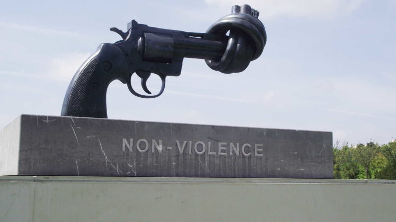 Non-Violence_(sculpture)_Caen