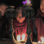 04_Junge Mönche bei Lichtzeremonie