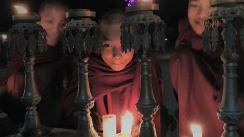 04_Junge Mönche bei Lichtzeremonie-
