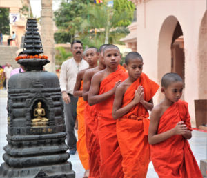 Buddhist_monks_Namaste